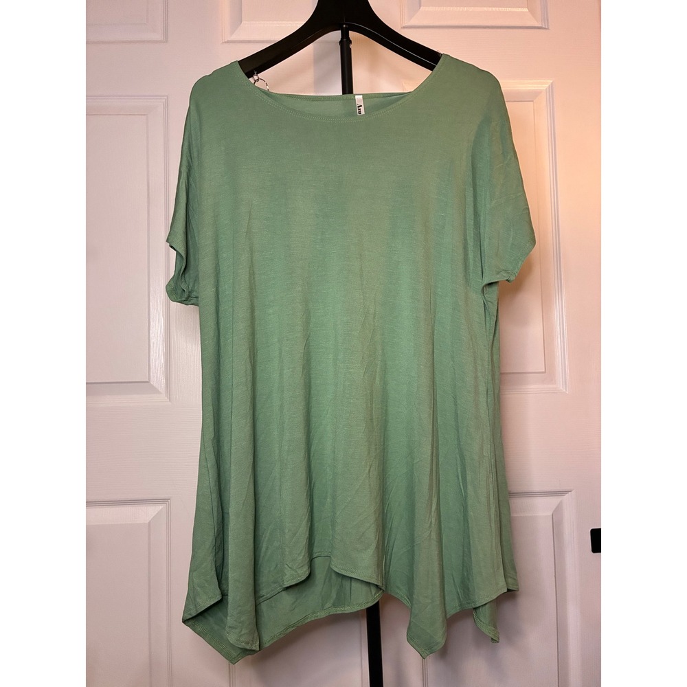 Azules Sage Green Sharkbite Hem Tunic Top XL Short Sleeve Scoop Neck Rayon Blend